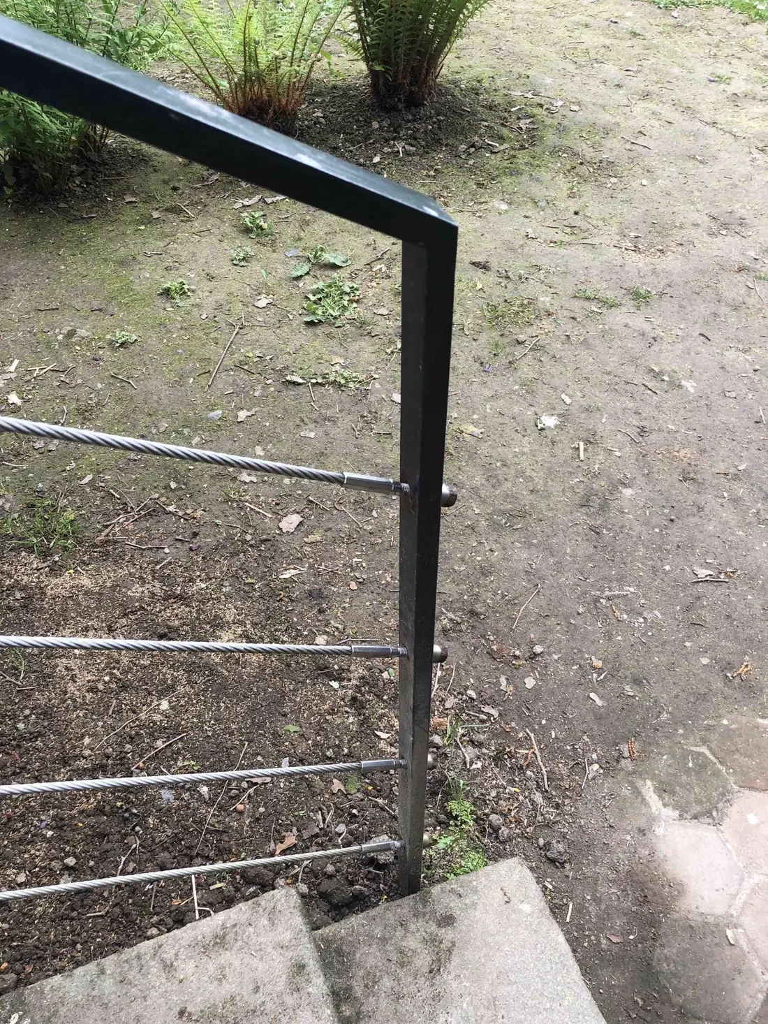 Main courante en acier tendue de câbles inox le long d’un escalier extérieur