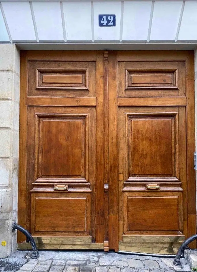 Porte cochère en chêne à deux vantaux restaurée par l’atelier, rue du Cardinal-Lemoine à Paris