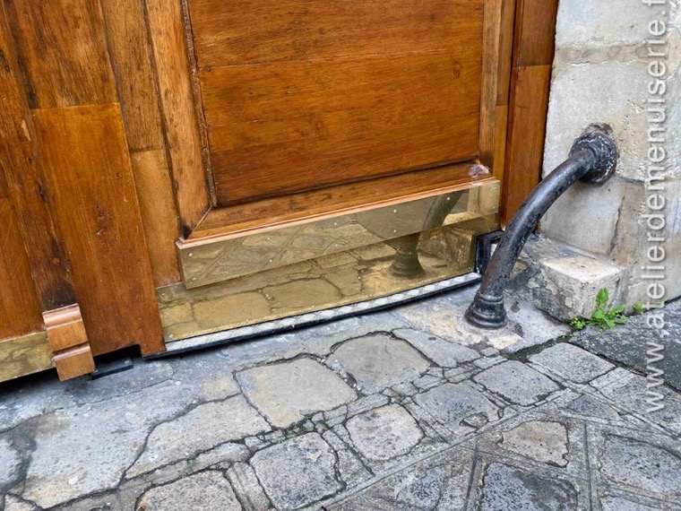 2019 12 - Porte Cochère 42 Rue Du Cardinal Lemoine - Paris 5 - 3 - Détail Laiton Poli